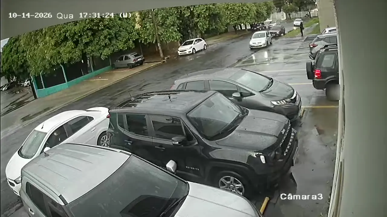Estacionamento com veículos detectados pela IA do Argos